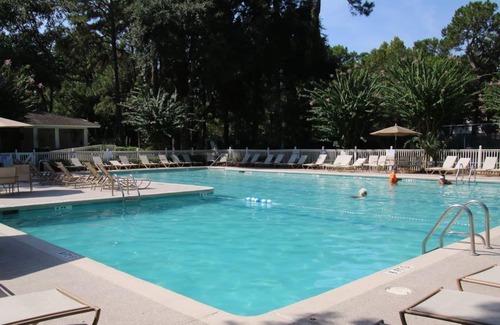 Folly Field Villa | Cozy yet spacious, well lit with a 4 min walk to beach