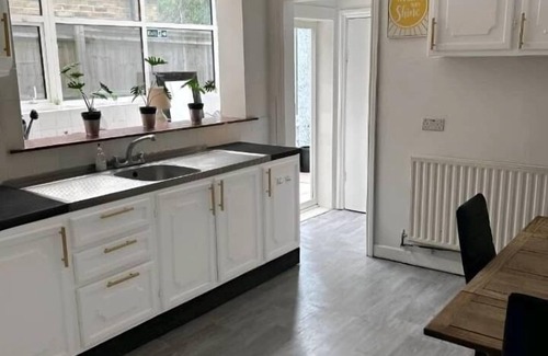 Grimsby Apartment | Cozy1-bedroom Apartment S WiFi n Parking