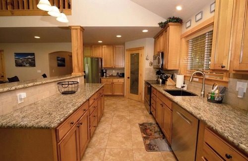 Welches House | CozyPines - Hot Tub, Pet-Friendly, WiFi, Fireplace
