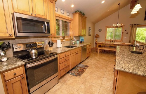 Welches House | CozyPines - Hot Tub, Pet-Friendly, WiFi, Fireplace