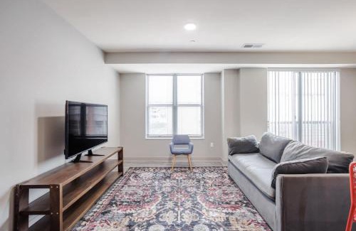 Downtown Cincinnati Apartment | CozySuites at the Banks gym pool 06