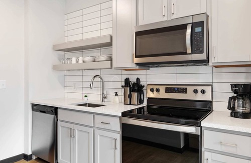 Lockerbie Square Apartment | CozySuites Mass w/parking, lounge & roof deck #18