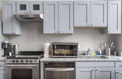 Cultural District Apartment | CozySuites Modern 1BR in Downtown Pitts #4