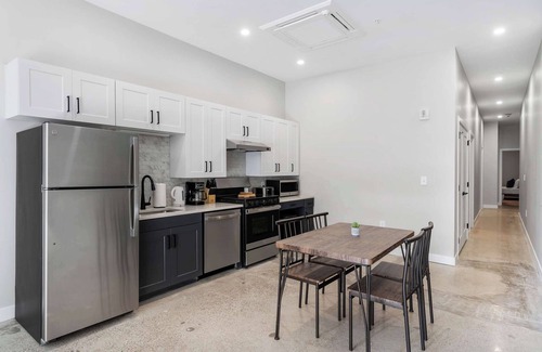 Downtown Cincinnati Apartment | CozySuites Modern 3BR | OTR District #17