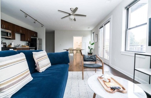 Music Row Apartment | CozySuites Music Row Stunning 2BR -free parking 35