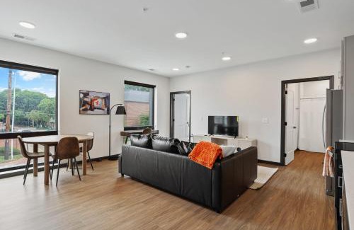 Lockerbie Square Apartment | CozySuites on Mass with garage parking #19