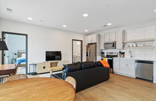 Lockerbie Square Apartment | CozySuites on Mass with garage parking #19