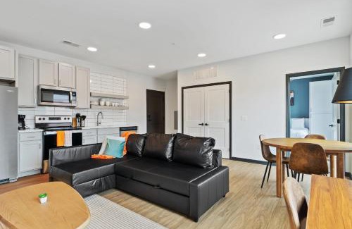 Lockerbie Square Apartment | CozySuites on Mass with garage parking #19