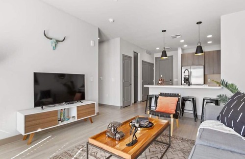 Downtown Phoenix Apartment | CozySuites PHX RORO Gym, Pool, Pets, Parking! #4