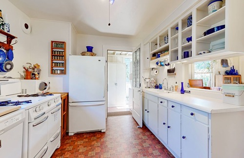 North Berkeley House | Craftsman house in great location with patio, streaming, workspace, W/D, & AC