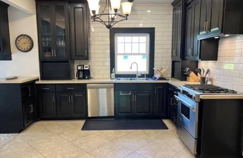 Willmar House | CRAFTSMAN's MAIN FLOOR 2 bd rm- chef's kit- deck