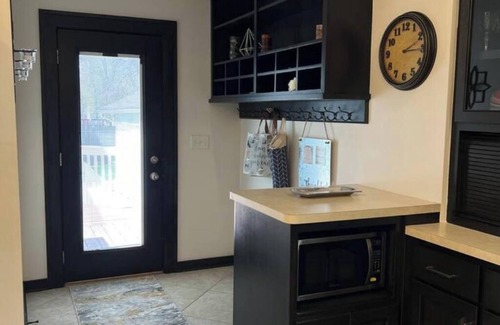 Willmar House | CRAFTSMAN's MAIN FLOOR 2 bd rm- chef's kit- deck