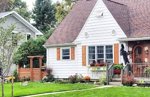 East Aurora Apartment | Craftsman with Private Quaint Relaxing Garden Near Hamlin