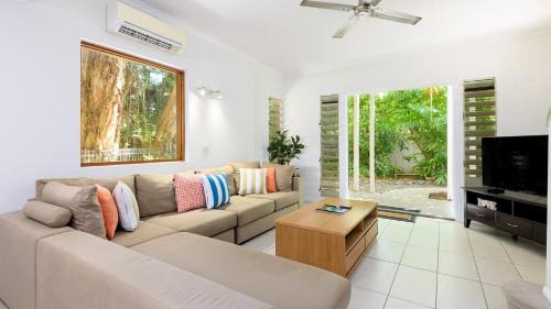 Port Douglas House | Craven Cottage at Full Moon Terraces - Tropical Queenslander Townhouse