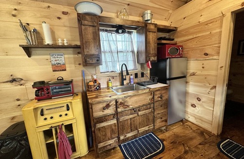 Copeland Cabin | Crawdad Cabin - Minutes from Grand Lake O’ The Cherokeen@Grand Getaway RV Parkn