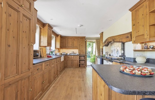 Cheselbourne Cottage | Creaky Cottage - a stylish detached cottage that sleeps up to 8 guests