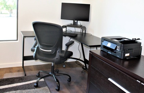 Waxahachie House | Create amazing memories in contemporary 2024 Lake Retreat with Pool & Hot Tub.