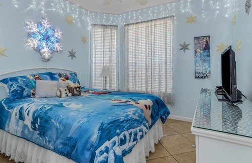 Crestwynd Bay Condo | **Create Magic Moments steps away from Waterpark & Pool. On Disney's Doorstep**