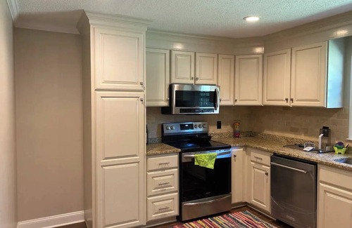 Albany House | Creek Home with Waterfallsnn