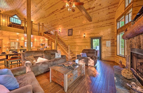 Golden Cabin | Creekside Broken Bow Cabin w/Hot Tub & Fire Pit!