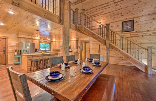 Golden Cabin | Creekside Broken Bow Cabin w/Hot Tub & Fire Pit!