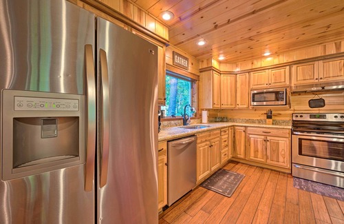 Golden Cabin | Creekside Broken Bow Cabin w/Hot Tub & Fire Pit!