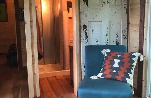 Fayetteville House | Creekside Cabin B Staycation on Horse Farm