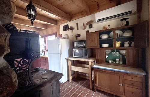 Loysburg Cabin | Creekside Cabin Vacation Rental