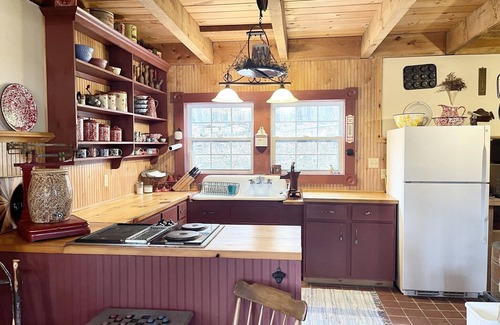 Loysburg Cabin | Creekside Cabin Vacation Rental