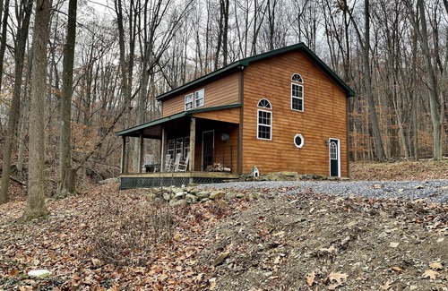 Loysburg Cabin | Creekside Cabin Vacation Rental
