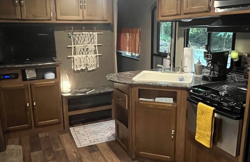 Dellslow House | Creekside Hideaway, Cozy 2-bedroom RV, Morgantown, WiFi, Firepit, Hammock,Grill