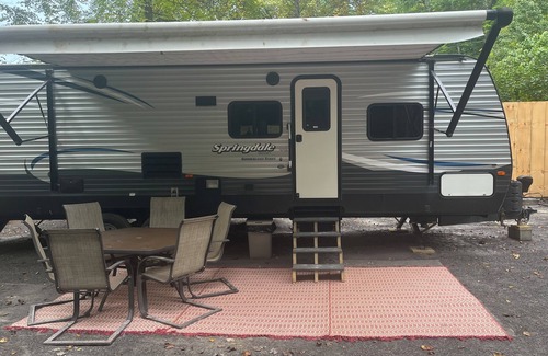 Dellslow House | Creekside Hideaway, Cozy 2-bedroom RV, Morgantown, WiFi, Firepit, Hammock,Grill