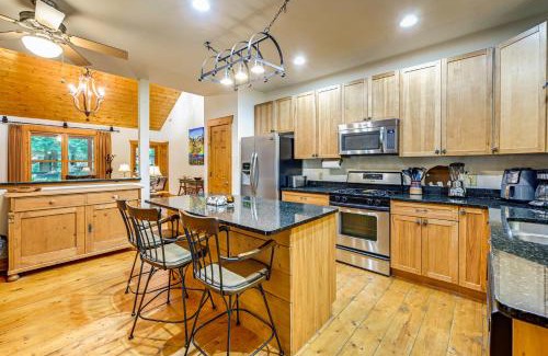Sapphire House | Creekside Lodge about 4 Mi to Sapphire Valley Resort!