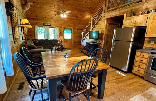 Robbinsville Cabin | Creekside Log Cabin, Ideal Family Vacation! Hot tub, Fire Pit, Tubing, Fishing