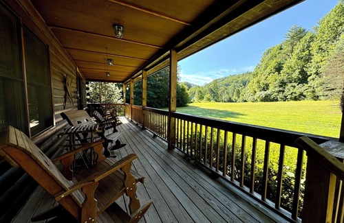 Robbinsville Cabin | Creekside Log Cabin, Ideal Family Vacation! Hot tub, Fire Pit, Tubing, Fishing