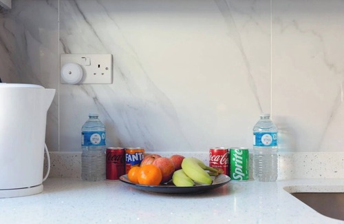 High Wycombe Apartment | Crendon House Cosy Studio - Sleeps 2 & Kitchen