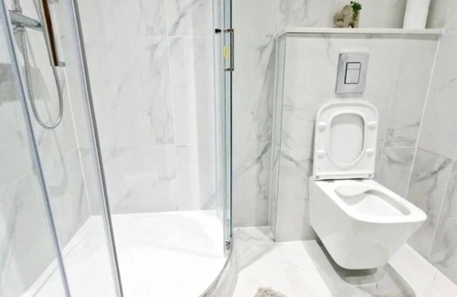 High Wycombe Apartment | Crendon House Cosy Studio - Sleeps 2 & Kitchen