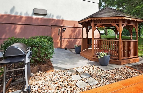 Ashley Oaks Hotel | Crescent Bend House & Gardens Tour! Pets Allowed! FREE Parking & Laundry!