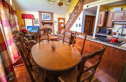 Grassy Creek Cottage | Crispy Nights, Warm Fire Pit - Your Fall Riverside Escape Awaits