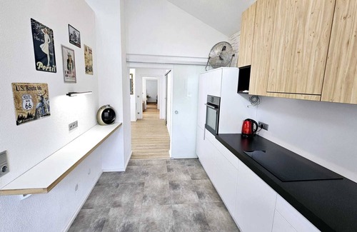 Hoetting House | CROGO The Paula, CROGO The Paula: Charmantes Ferienhaus in Innsbruck mit Kingsize-Bett, moderner Küc