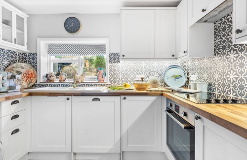 Dittisham Cottage | Crooks Cottage (Dittisham) - sleeps 4 guests in 2 bedrooms