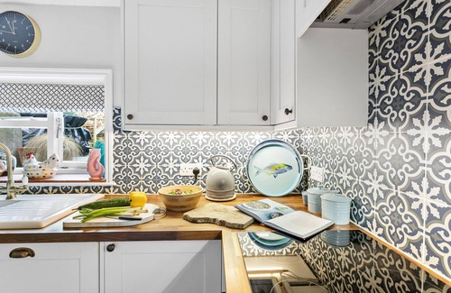 Dittisham Cottage | Crooks Cottage (Dittisham) - sleeps 4 guests in 2 bedrooms