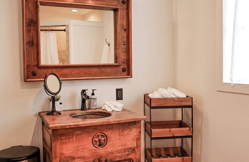 Fredericksburg Cottage | Cross Mountain Cottage 10 | Near 290 Wine & Porch VIews