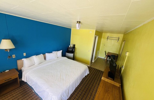 Raton Hotel | Crown Inn