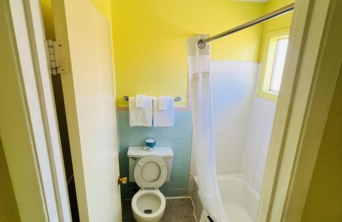 Raton Hotel | Crown Inn