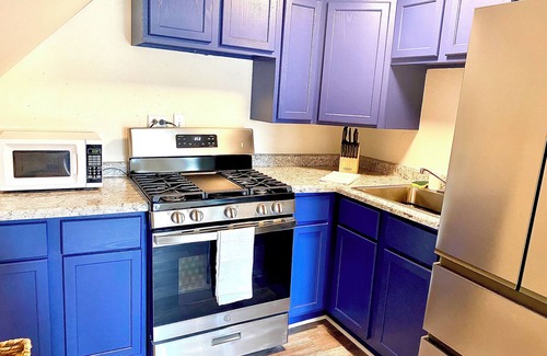 Crown Point Apartment | Crown Point 1 Bedroom Stylish Apartment close to the Square/Downtown