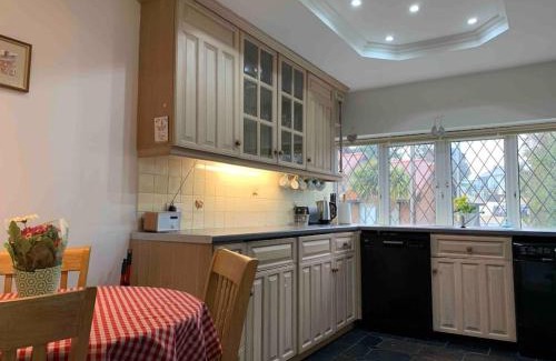 New Forest District Apartment | Crow’s Nest, Central New Forest coastal village beach apartment