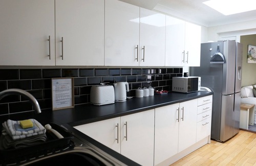 Netley Apartment | Cruise, Relax, Explore. Free p/king - 5mins to beach. 10mins to city & port. 5*