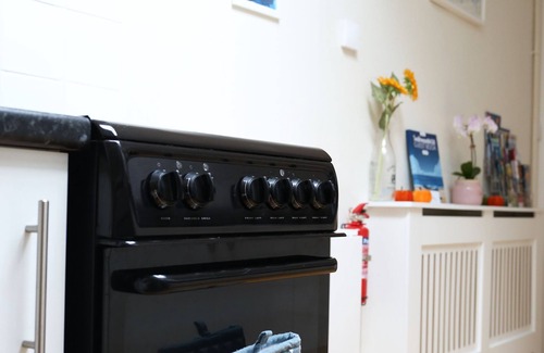 Netley Apartment | Cruise, Relax, Explore. Free p/king - 5mins to beach. 10mins to city & port. 5*