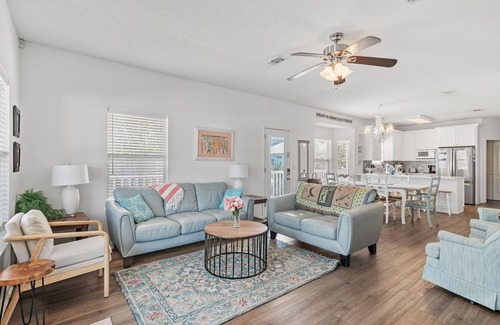 Clipper Cove House | ☀Crystal Beach~Community Pool~Pet Friendly~3BR Our Summer House🌅